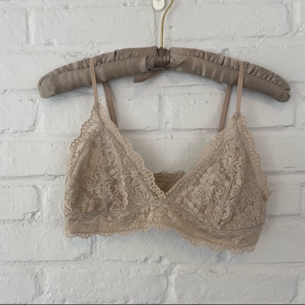 Aritzia Talula Bralette - Convertible Beige / Nude Lace Triangle Fit